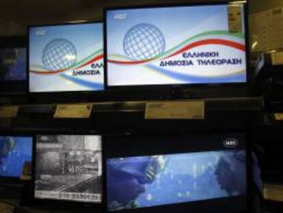 Vista en monitores del logo de la Televisión Pública Griega (EDT) transmitida en la señal de la antigua radiotelevisión pública griega ERT. EFE/Archivo