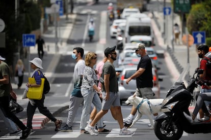 Ambiente en una calle de Tel Aviv, este domingo.