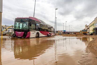 Vista de la nave de autobuses urbanos Unauto, en el polígono industrial de Toledo, afectada por las fuertes lluvias caídas desde este sábado.