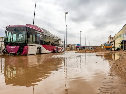 Vista de la nave de autobuses urbanos Unauto, en el polígono industrial de Toledo, afectada por las fuertes lluvias caídas desde este sábado.