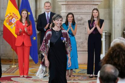 El rey Felipe VI, Leonor Princesa de Asutiras, la reina Letizia y la infanta Sofía, tras la condecoración a la navarra Arantxa Meca San Martín con la Cruz al mérito Civil.