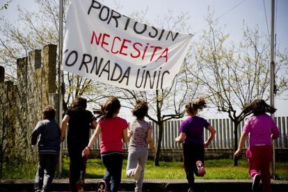 Ni&ntilde;os del colegio  con una pancarta que pide jornada continua 