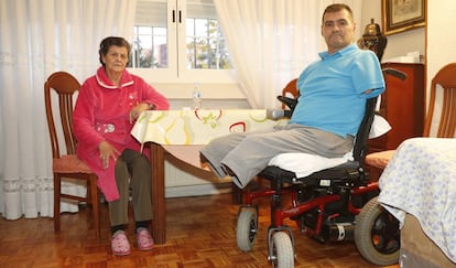 José Pérez Cuevas, junto a su madre, en su domicilio en Torrejón de Ardoz.