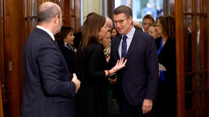 Feijóo saludaba a la presidenta del Congreso, Francina Armengol, en presencia del presidente del Senado, Pedro Rollán, durante los actos del Día de la Constitución, el día 6.