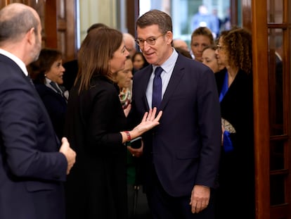Feijóo saludaba a la presidenta del Congreso, Francina Armengol, en presencia del presidente del Senado, Pedro Rollán, durante los actos del Día de la Constitución, el día 6.