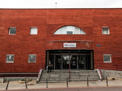 Una mujer sale del centro de salud Villa de Vallecas, en el sur de Madrid, este martes.