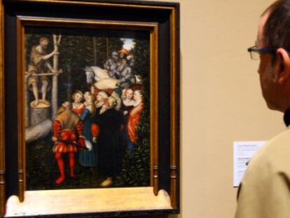 Un hombre admira 'La predicación de San Juan Bautista' en el Museo de Bellas Artes.