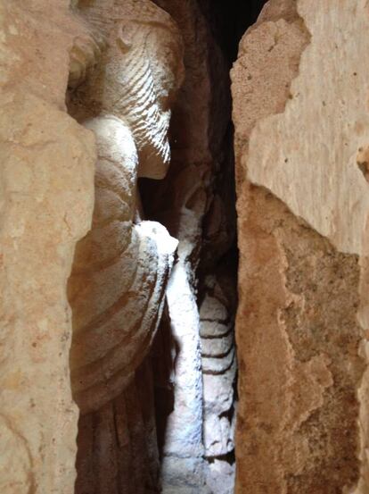 Imagen del 17 de septiembre de 2016, cuando José María Menéndez descubrió las figuras en piedra talladas en la iglesia de San Martín, en Quintanilla de la Berzosa (Palencia).