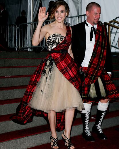 Sarah Jessica Parker y Alexander McQueen en la Gala MET de 2006.