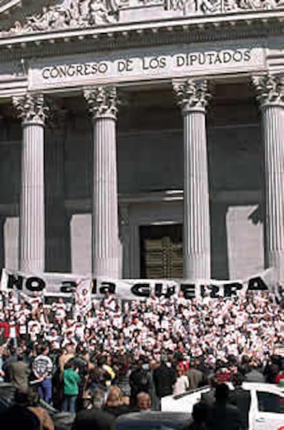 La Plataforma Cultura contra la Guerra entregó casi dos millones de firmas en el Congreso de los Diputados. Miembros de la Plataforma posaron junto a los portavoces de los grupos de la oposición mostrando los paquetes de los folios de firmas ante la puerta principal del Congreso.