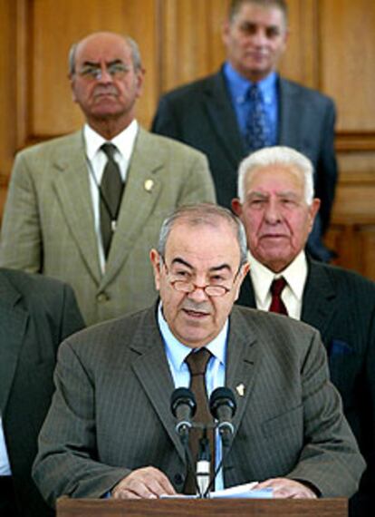 Alaui, en conferencia de prensa junto a miembros de su Gobierno en Bagdad.