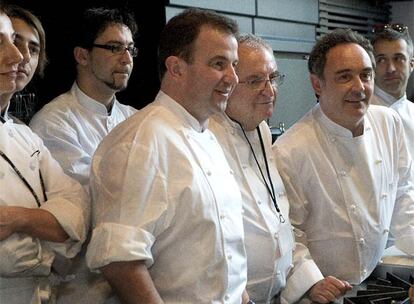 De izquierda a derecha, los cocineros Ruscalleda, Dacosta, Berasategui, Arzak, Adrià y Arola, en Tokio.