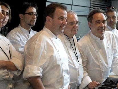 De izquierda a derecha, los cocineros Ruscalleda, Dacosta, Berasategui, Arzak, Adrià y Arola, en Tokio.