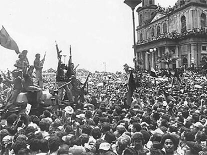 Celebración del triunfo de la revolución sandinista en julio de 1979, frente a la catedral de Managua.