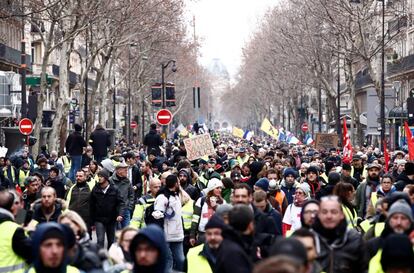 Movimento durante a manifestação nas proximidades do Arco do Triunfo em Paris.