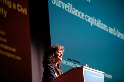 Shoshana Zuboff, durante una charla sobre el "capitalismo de vigilancia" y la democracia, en Berlín.