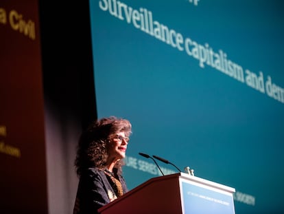 Shoshana Zuboff, durante una charla sobre el "capitalismo de vigilancia" y la democracia, en Berlín.