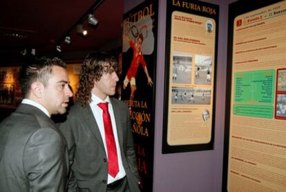 Los jugadores Xavi Hernández (izquierda) y Carles Puyol en la inauguración del museo en Las Rozas.