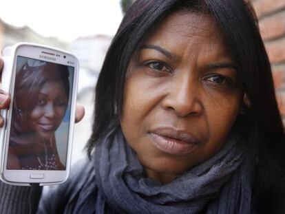 Rosa Garc&iacute;a mostra una foto de la seva germana Sandra.