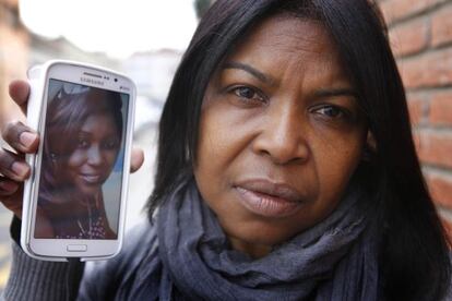 Rosa Garc&iacute;a mostra una foto de la seva germana Sandra.