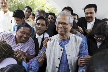 Yunus, rodeado de seguidores, tras presentar en los tribunales de Dhaka un recurso contra su destitución del banco, el pasado día 3.