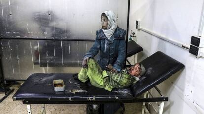 Una mujer sujeta a su hijo tras resultar ambos heridos en un bombardeo en el barrio de Al Barze en Damasco (Siria). Cuatro personas murieron y 15 resultaron heridas durante varios bombardeos de aviones de guerra en el barrio de Al Barze, en la periferia de Damasco, informó el Observatorio Sirio de Derechos Humanos.