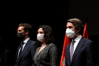 De izquierda a derecha, el presidente del PP, Pablo Casado; la presidenta de la Comunidad, Isabel Díaz Ayuso, y el expresidente del Gobierno y presidente de la Fundación FAES, José María Aznar.