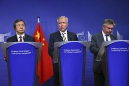 El vice primer ministro chino Ma Kai, el comisario europeo de Economía, Olli Rehn (c), y el comisario europeo de Comercio, Karel De Gucht (dcha), ofrecen una rueda de prensa tras el Diálogo de Alto Nivel UE-China sobre Economía y Comercio en Bruselas, Bélgica, el 24 de octubre del 2013.