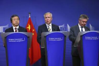 El vice primer ministro chino Ma Kai, el comisario europeo de Economía, Olli Rehn (c), y el comisario europeo de Comercio, Karel De Gucht (dcha), ofrecen una rueda de prensa tras el Diálogo de Alto Nivel UE-China sobre Economía y Comercio en Bruselas, Bélgica, el 24 de octubre del 2013.