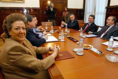 La alcaldesa de Valencia, Rita Barberá, frente a los ministros Pedro Solbes y Jordi Sevilla en una reunión en marzo.