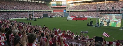 Aficionados del Athletic siguen el inicio del partido a través de las pantallas gigantes en San Mamés.