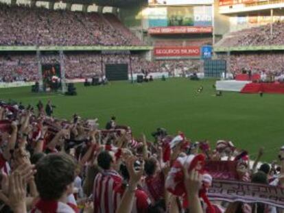 Aficionados del Athletic siguen el inicio del partido a través de las pantallas gigantes en San Mamés.