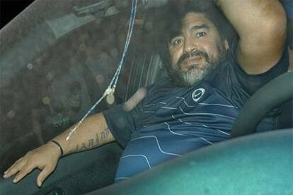 Diego Armando Maradona, en Buenos Aires, abandona el domicilio de su ex mujer, Claudia Villafañe.