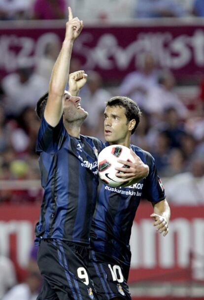 Agirretxe (izquierda) celebra su gol con Xabi Prieto durante el partido Sevilla-Real del domingo.