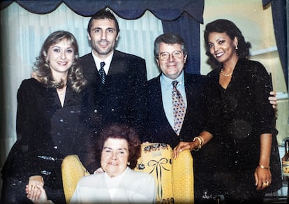 De izquierda a derecha, Mariana Stoichkova, Hristo Stoichkov, Minguella y Orquidea Pimentel. Sentada, Rosa Llobet, madre del agente.

