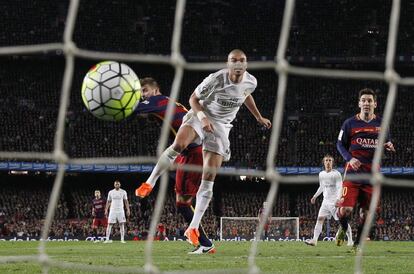 Gerard Piqué de marca su primer gol frente al Real Madrid en el Camp Nou.