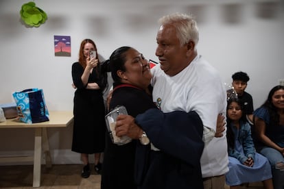 Alonso Escamilla saluda a Edith, su hija, en la Red de Pueblos Trasnacionales para reunirse con su familia. Bronx, Nueva York, 9 de agosto de 2024.