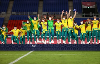 Brasileiros comemoram ouro no futebol masculino.