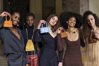 Los bolsitos de Jacquemus, objeto de deseo

El joven creador francés anunció al final de su desfile que empezará su propia línea masculina. Mientras tanto, propone pequeños bolsos para el próximo invierno que ya están en la lista de deseos de cualquier amante de la moda.