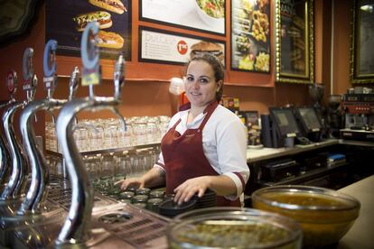 Tamara Arroyo, de 30 años, es camarera en un bar desde hace 11 años en Sevilla. No irá a la huelga porque "no es la forma de arreglar un problema". En su empresa no hay discriminación salarial por sexo, "a igual categoría igual salario", afirma Arroyo.