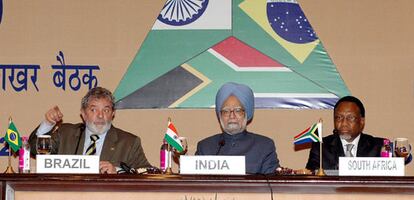 De izquierda a derecha, Lula da Silva, Manmohan Singh y Kgalema Motlanthe, durante una conferencia de prensa conjunta en Nueva Delhi.