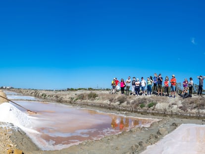 Visitantes de la salina La Esperanza, en la bahía de Cádiz.