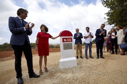 La vicepresidenta del Gobierno, Soraya S&aacute;enz de Santamar&iacute;a, y el ministro de Fomento, &Iacute;&ntilde;igo de la Serna, durante la visita a las obras de la variante de Benissa en la carretera N-332.