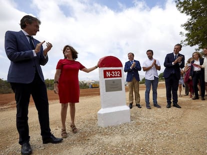 La vicepresidenta del Gobierno, Soraya Sáenz de Santamaría, y el ministro de Fomento, Íñigo de la Serna, durante la visita a las obras de la variante de Benissa en la carretera N-332.