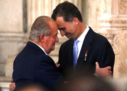 El Rey Juan Carlos abraza a su hijo Felipe tras la firma de su abdicación, que propiciaba el inicio del reinado de Felipe VI. La imagen se tomó en el Palacio Real de Madrid.