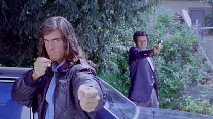 'Samurai Cop' (1991). Otro clásico. Un experto en cultura japonesa y uso de la katana (encarnado por Matt Hannon, a la izquierda), se alía con un policía (Mark Frazer, a la derecha), curtido en las calles, para acabar con una banda yakuza llamada Katana -sí, así de repetitivo es el argumento, obra del director Amir Shervan- que está inundando de cocaína Los Ángeles. En 2015, a causa de la fama del filme tras su restauración en digital, se rodó una segunda parte con Hannon, Frazer y Tommy Wiseau ('The Room').