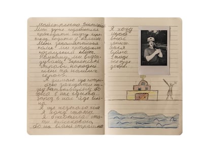 “Me gustan los ejercicios militares y nadar en la piscina. También me gustan las cruzadas de los cosacos, como la que tuvimos el otro día. Descubrimos la cocina ucrania, las canciones populares y a nuestros héroes. Creo que es importante defender a nuestra madre patria porque es la única que tenemos. Ahora hay una guerra. De momento no sé lo que quiero ser cuando sea mayor… No me gustaría convertirme en soldado porque la guerra me asusta. Quiero que termine esta guerra y que todo sea bueno”. Viktoriya Maistrenko, de 8 años.