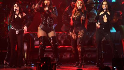 Nicki Nicole, Nathy Peluso, Christina Aguilera y Becky G durante su actuación en la entrega de premios.