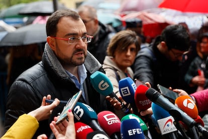 El presidente del Principado de Asturias, Adrián Barbón, atiende a los medios a su llegada a la sede socialista de Ferraz, este sábado.