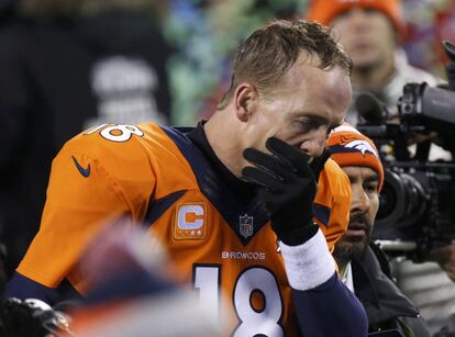 Peyton Manning, quarterback de Denver, abandona el campo tras caer derrotado ante Seattle 